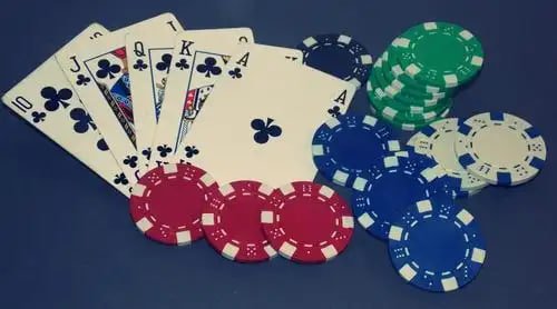 ৩-হ্যান্ড হোল্ডেম কার্ড টেবিলে bet 3 গাইড
